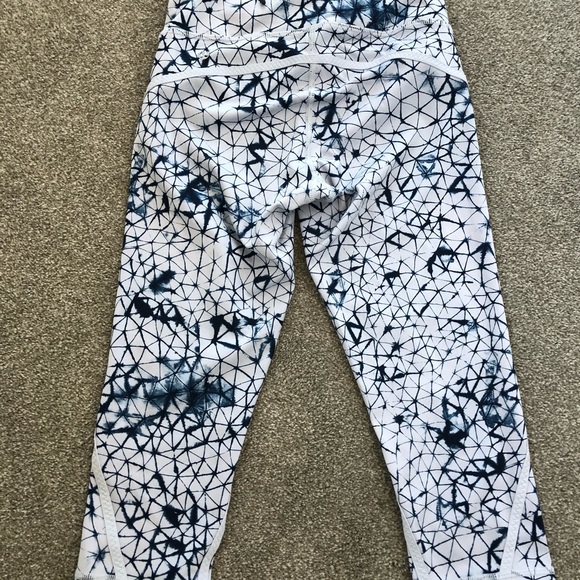 Cropped lululemon pants in size 4 - Picture 3 of 4